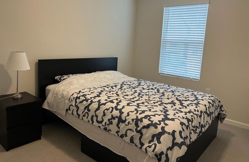 East Raleigh House | 10-12 min. from Downtown, Wake Med, NCSU. Close to Research Triangle & Airport.