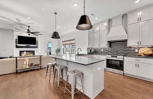 Bentonville House | New Furnished Home 4BR 2B Lg K, close to Corp and Region offices.