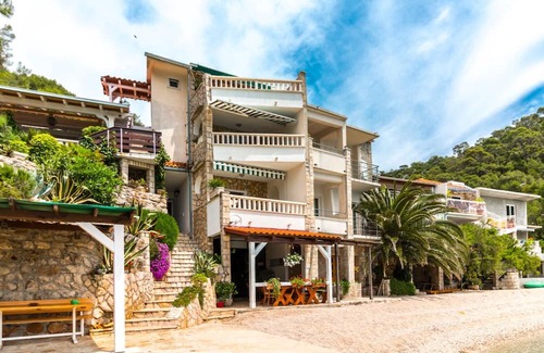 Bogomolje Apartment | Apartment Hidden gem - beachfront: A1 Stella (5) - Bogomolje, Island Hvar, Croatia