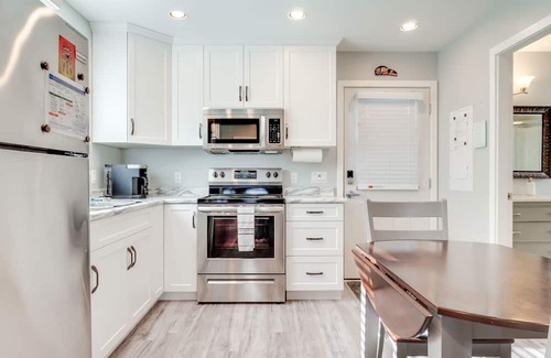 Port Alberni House | The Bear Studio House: Open concept house that sleeps up to 4
