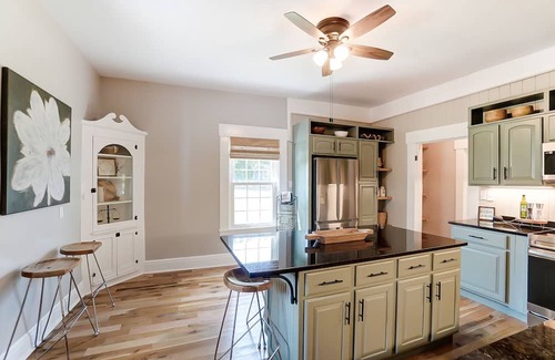 Burlington House | Cozy home! Just 11 minutes to Creation Museum. Walk to restaurants and more!