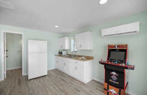 Dickinson House | Salty Texan|BeachBox|Bayfront/Private Pool & Pier!