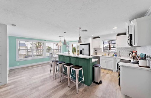 Galveston House | Bay-Bay Blue |BeachBox| Waterfront Canal/Game Room