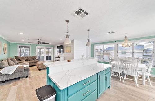 Galveston House | Bay-Bay Blue |BeachBox| Waterfront Canal/Game Room