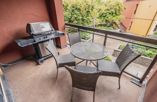 South Pandosy Condo | Relaxing Retreat Overlooking Playa's Quiet 3rd Floor Courtyard