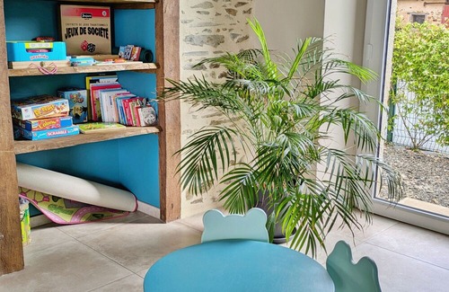 Cosse-le-Vivien Cottage | Comfy cottage with terrace, pétanque, WiFi, accessible room