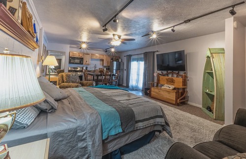 Summersville Apartment | Sunset Suite at Lake Sometimes!