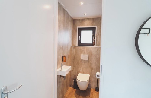 Municipality of Rhenen House | This amazing Eco-Lodge designed by an architect is highly luxurious and completely furnished for