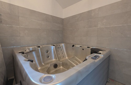 Fresse-sur-Moselle Cottage | Chalet spacieux dans les Hautes Vosges avec sauna, spa, terrain privé et accès facile aux commodités