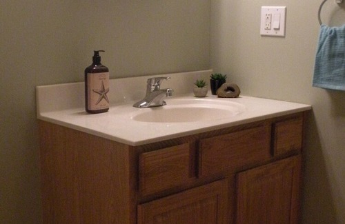 Viewtown House | Surrounded by majestic trees Hilltop Hideaway is located within the woodlands.