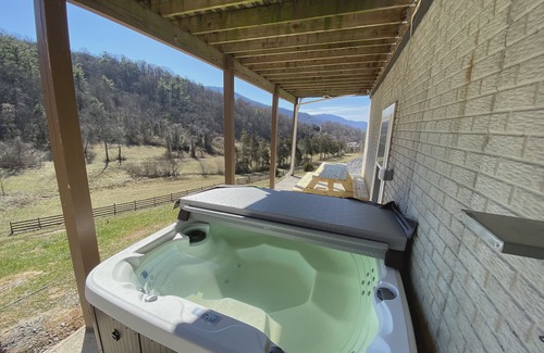 Luray House | Shenandoah Serenity - Luxurious Mountain Cabin - Swimming Pool, Spa, Jacuzzi!