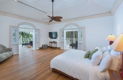 Gibbs Bay Villa | Stunning Beachfront Retreat with Pool - Hemingway House