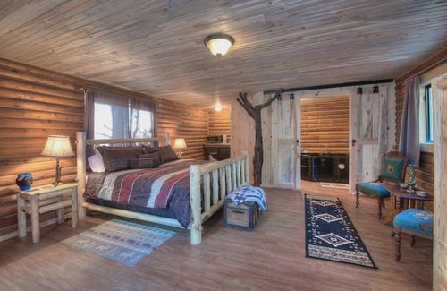 Weston Cabin | Hummingbird log cabin with private jacuzzi