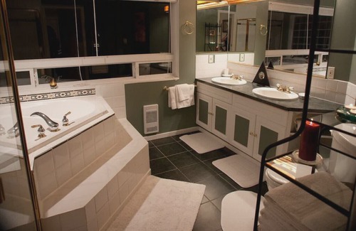 Regional District of Nanaimo Apartment | Oceanview Guest Suite with Large 2 Person Soaker Tub