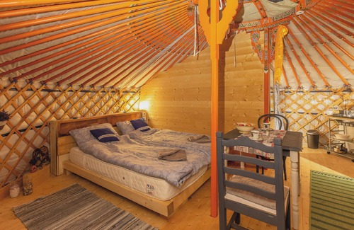 Taliandorogd House | Dream By The Stream In A Yurt