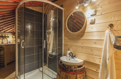 Taliandorogd House | Dream By The Stream In A Yurt