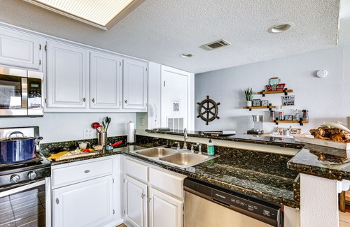 Seven Coves Apartment | Resort-Style Lake Conroe Retreat with Balcony and View