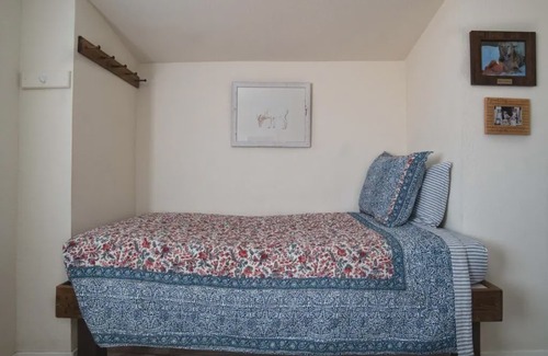 Independence Hotel | Mt Williamson Motel and Basecamp