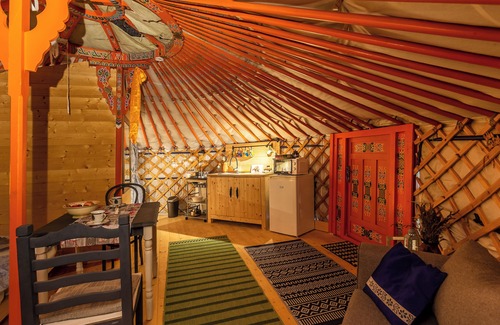 Taliandorogd House | Dream By The Stream In A Yurt