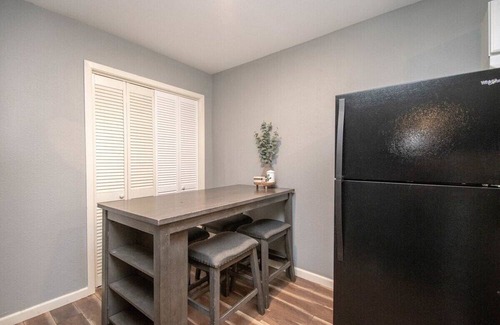 Park Place Apartment | Economy HTX Stay I Sleeps 6 I Parking I MedCenter