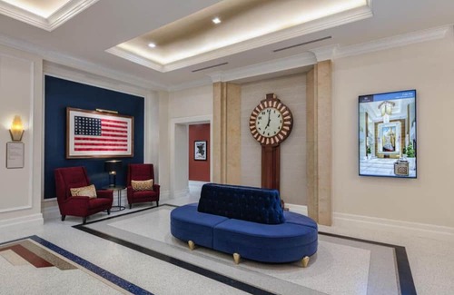 Arts/Warehouse District House | Comfort and Convenience! Private Balcony, Onsite Parking, Near Clay Monument