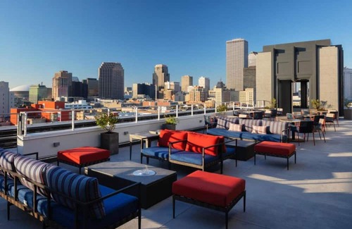 Arts/Warehouse District House | Comfort and Convenience! Private Balcony, Onsite Parking, Near Clay Monument
