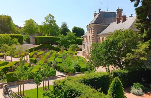 Nouan-sur-Loire Bed & Breakfast | Rooms at the Gates of Chambord – Breakfast Included and Table d'Hôtes Available