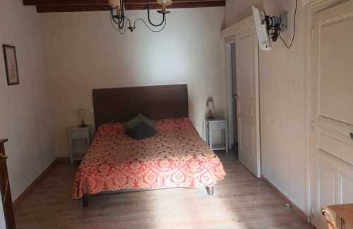 Reaux Bed & Breakfast | Bed and Breakfast 'Le Vieux Noyer - Tilleul' with Shared Garden and Wi-Fi