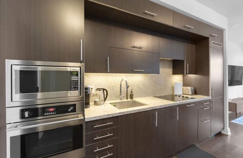 Willowdale Hotel | Luxury 2BR - Pool/Gym/Sauna - 1 min to Subway