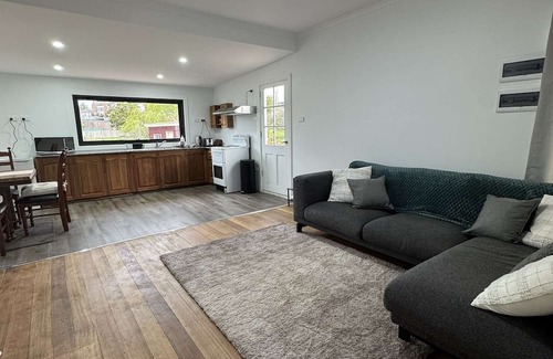 Swansea House | Swansea Coastal Retreat near the sea and IGA