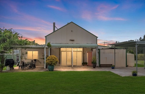 Fullerton Cove House | Willow Barn on 9 acres - Huge Swim Spa - Country Escape for Families and Groups