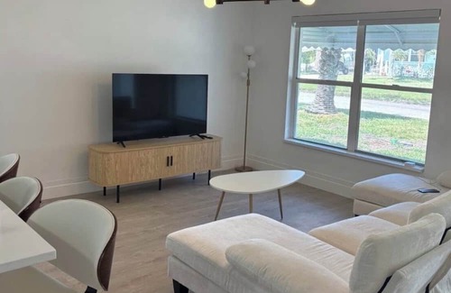 New Port Richey House | Chic Beach House