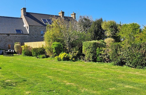 Vicq-sur-Mer House | Holiday Home 'Maison De Caractère Bord De Mer' with Sea View, Private Garden and Wi-Fi