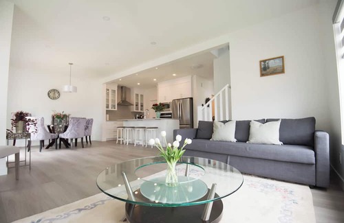Airdrie House | 8 pax* NEW House *GYM* Garage parking*Airport*Dog friendly