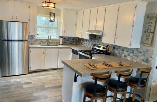 Dogwood House | Fireside & Faith cozy getaway on Lake Bob Sandlin