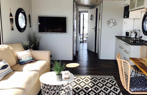 Luebeck Boat Rental | Relax on the houseboat "Hafenprinz"