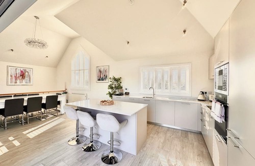 South Cerney Cabin | Detached 4 Bed, 3 Bath Lakeside Lodge. Sleeps 8. Hot Tub. The Cotswolds Lakes.