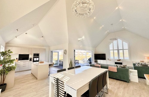 South Cerney Cabin | Detached 4 Bed, 3 Bath Lakeside Lodge. Sleeps 8. Hot Tub. The Cotswolds Lakes.
