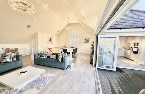 South Cerney Cabin | Detached 4 Bed, 3 Bath Lakeside Lodge. Sleeps 8. Hot Tub. The Cotswolds Lakes.