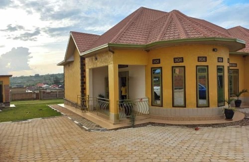 Kinazi House | Cheerful home in Nyamata