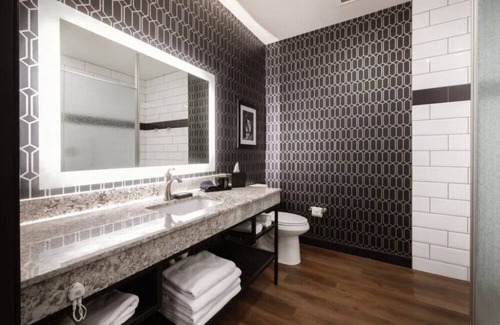 Parker Hotel | Parker Stay | 1 Unit | Central Mainstreet Location