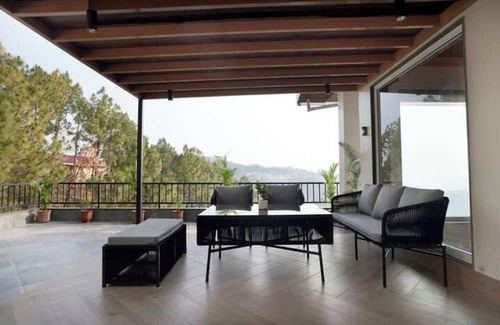 Kumarhatti House | Scarlett Peaks | Luxe 4BHK w/Theatre & Game Lounge
