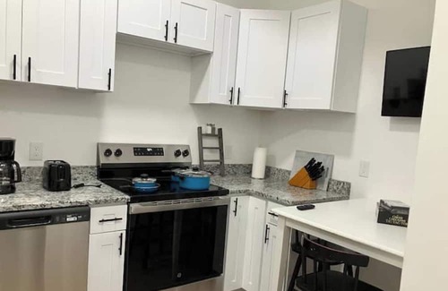 Somersworth Apartment | Petit & Modern w/Parking ~ Wine