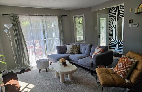 Aylmer Apartment | Boho Retreat – 3BD Condo. Close to Ottawa