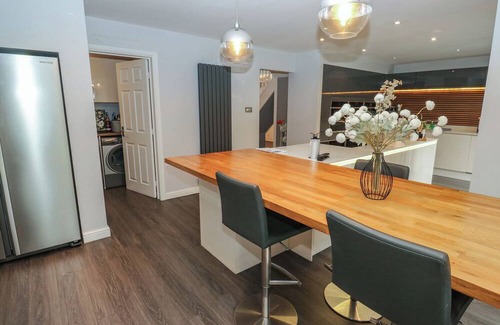 Idle Cottage | CORRIEGALE, pet friendly, with hot tub in Apperley Bridge