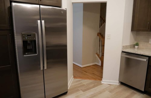 Potomac Falls House | Cozy 3BR townhome with parking near Dulles Airport