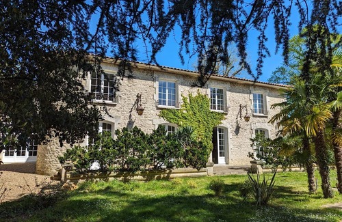Pranzac Cottage | Large family house with heated pool, wifi and parking in Pranzac