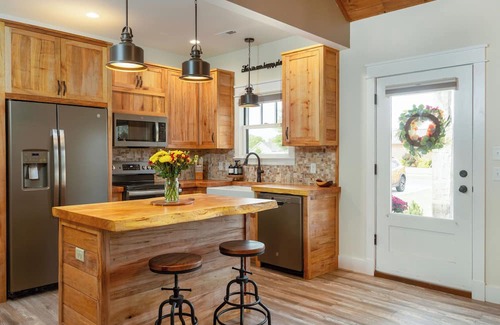 Grottoes House | Luxury Stay/ 2-Suite Retreat with King Beds/Near JMU, Shenandoah & Wineries