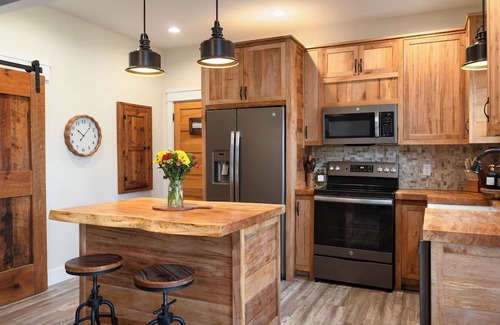 Grottoes House | Luxury Stay/ 2-Suite Retreat with King Beds/Near JMU, Shenandoah & Wineries