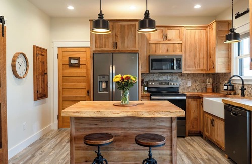 Grottoes House | Luxury Stay/ 2-Suite Retreat with King Beds/Near JMU, Shenandoah & Wineries